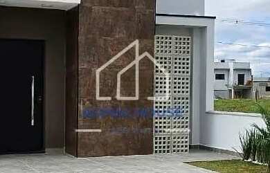 Imagem: A casa possui 3 Dormitórios, 2 Banheiros, 4 Vagas na garagem