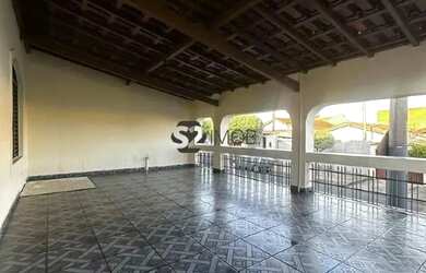 Imagem: A casa possui 2 Dormitórios, 1 Banheiro, 2 Vagas na garagem