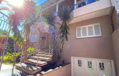 Imagem: A casa possui 4 Dormitórios, 5 Banheiros, 4 Vagas na garagem