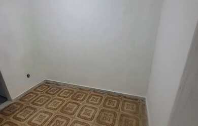 Imagem: A casa possui 4 Dormitórios e 1 Banheiro e está localizado