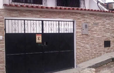 Imagem: A casa à venda possui 5 Dormitórios, 4 Banheiros, 1 Vaga na