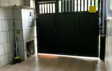 Imagem: A casa possui 2 Dormitórios, 1 Banheiro, 1 Vaga na garagem