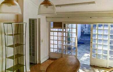 Imagem: O depósito possui 5 Vagas na garagem, 300m² de Área e está