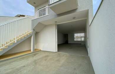 Imagem: A casa possui 3 Dormitórios, 2 Banheiros, 2 Vagas na garagem