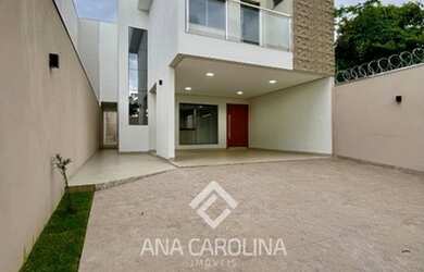 Imagem: A casa possui 4 Dormitórios, 3 Banheiros, 4 Vagas na garagem