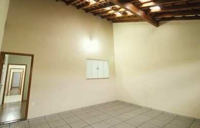 Imagem: A casa possui 2 Dormitórios, 2 Banheiros, 2 Vagas na garagem