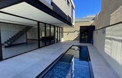 Imagem: A casa em condomínio possui 4 Dormitórios, 5 Banheiros, 4