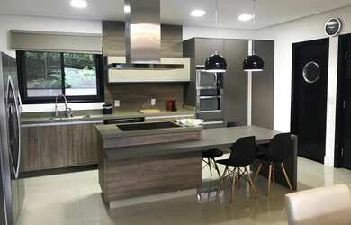 Imagem: A casa possui 4 Dormitórios, 5 Banheiros, 5 Vagas na garagem