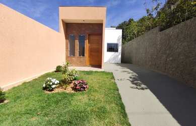 Imagem: A casa possui 3 Dormitórios, 2 Banheiros, 2 Vagas na garagem