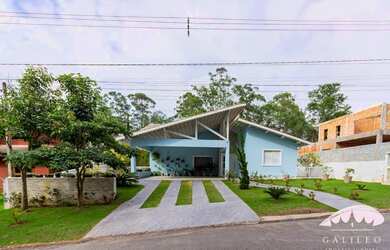 Imagem: A casa em condomínio possui 4 Dormitórios, 3 Banheiros, 2