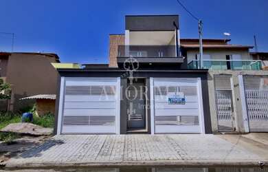 Imagem: A casa possui 3 Dormitórios, 2 Banheiros, 2 Vagas na garagem