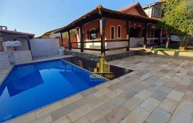 Imagem: A casa possui 4 Dormitórios, 2 Banheiros, 2 Vagas na garagem