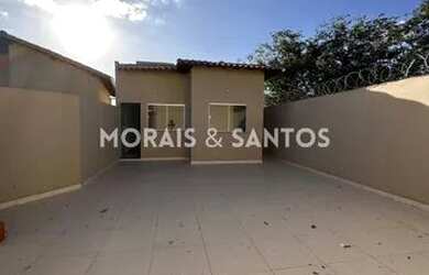 Imagem: A casa possui 3 Dormitórios, 2 Banheiros, 3 Vagas na garagem