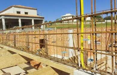 Imagem: A casa em condomínio possui 4 Dormitórios, 2 Banheiros, 4