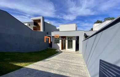 Imagem: A casa possui 2 Dormitórios, 2 Banheiros, 3 Vagas na garagem