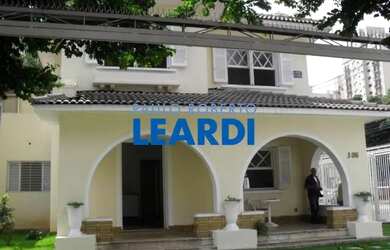 Imagem: O depósito possui 5 Vagas na garagem, 300m² de Área e está