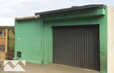 Imagem: A casa possui 3 Dormitórios, 2 Banheiros, 1 Vaga na garagem