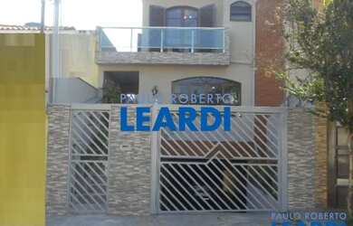 Imagem: A casa possui 3 Dormitórios, 4 Banheiros, 3 Vagas na garagem