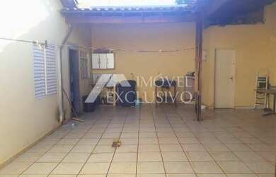 Imagem: A casa possui 4 Dormitórios, 3 Banheiros, 4 Vagas na garagem