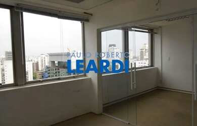 Imagem: O depósito possui 2 Vagas na garagem, 160m² de Área e está