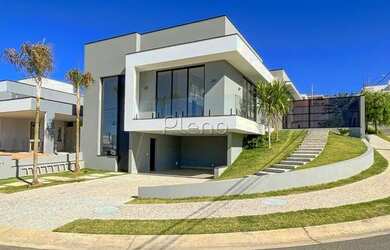 Imagem: A casa em condomínio possui 3 Dormitórios, 2 Banheiros, 4