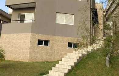 Imagem: A casa possui 3 Dormitórios, 5 Banheiros, 4 Vagas na garagem