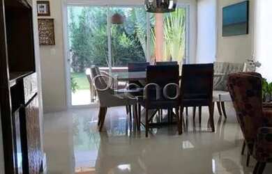 Imagem: A casa possui 3 Dormitórios, 2 Banheiros, 4 Vagas na garagem