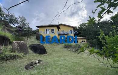 Imagem: A casa em condomínio possui 4 Dormitórios, 5 Banheiros, 5