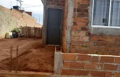 Imagem: A casa possui 2 Dormitórios, 1 Banheiro, 250m² de Área e