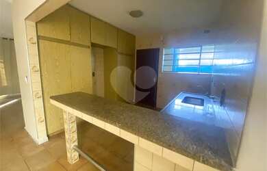 Imagem: A casa possui 2 Dormitórios, 2 Banheiros, 4 Vagas na garagem