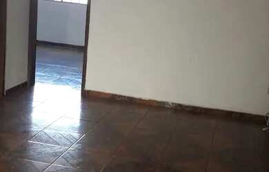 Imagem: A casa possui 3 Dormitórios, 1 Banheiro, 1 Vaga na garagem