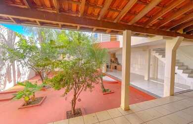 Imagem: A casa possui 5 Dormitórios, 4 Banheiros, 280m² de Área e