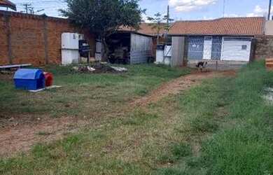 Imagem: A casa possui 2 Dormitórios, 1 Banheiro, 4 Vagas na garagem