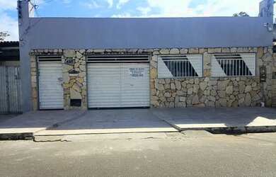 Imagem: A casa possui 3 Dormitórios, 3 Banheiros, 5 Vagas na garagem