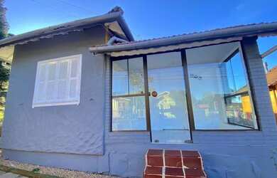 Imagem: A casa possui 3 Dormitórios, 1 Banheiro, 1 Vaga na garagem