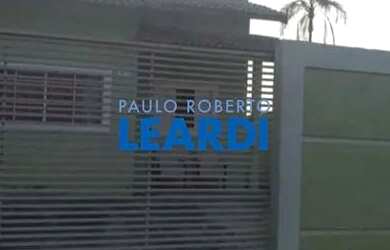 Imagem: A casa possui 2 Dormitórios, 1 Banheiro, 2 Vagas na garagem