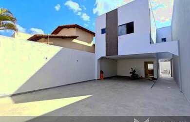 Imagem: A casa possui 3 Dormitórios, 3 Banheiros, 4 Vagas na garagem