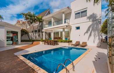 Imagem: A casa possui 4 Dormitórios, 5 Banheiros, 5 Vagas na garagem