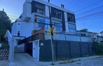 Imagem: A casa possui 3 Dormitórios, 4 Banheiros, 2 Vagas na garagem