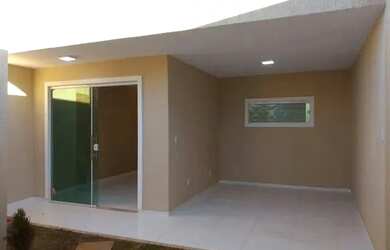 Imagem: A casa possui 3 Dormitórios, 2 Banheiros, 1 Vaga na garagem