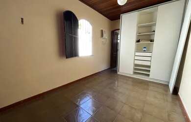 Imagem: A casa possui 1 Dormitório, 3 Banheiros, 2 Vagas na garagem