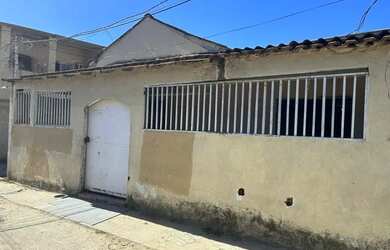 Imagem: A casa possui 1 Dormitório, 1 Banheiro, 100m² de Área e