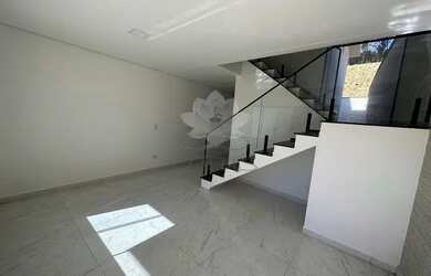 Imagem: A casa à venda possui 3 Dormitórios, 3 Banheiros, 2 Vagas