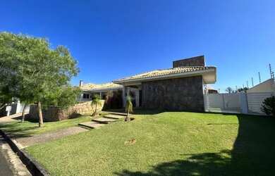 Imagem: A casa possui 3 Dormitórios, 5 Banheiros, 4 Vagas na garagem
