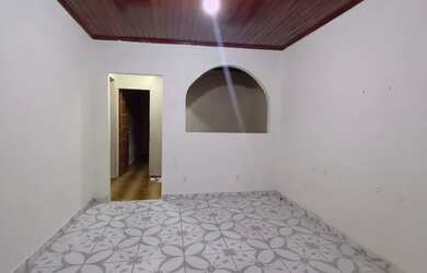 Imagem: A casa possui 3 Dormitórios, 2 Banheiros e 1 Vaga na garagem