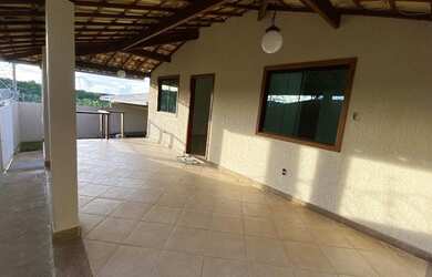 Imagem: A casa possui 3 Dormitórios, 3 Banheiros, 4 Vagas na garagem