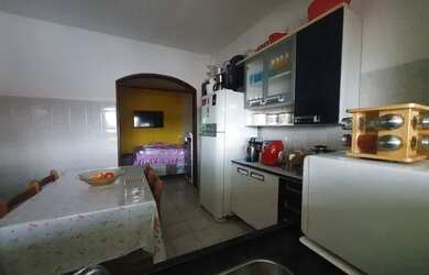 Imagem: A casa possui 2 Dormitórios, 1 Banheiro, 1 Vaga na garagem