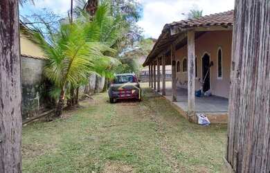 Imagem: A casa possui 3 Dormitórios, 2 Banheiros, 5 Vagas na garagem