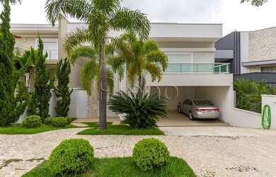 Imagem: A casa em condomínio e possui 3 Dormitórios, Suítes, 2 Banheiros