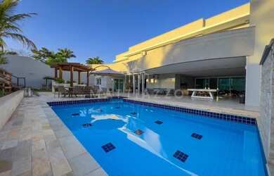 Imagem: A casa em condomínio possui 5 Dormitórios, 5 Banheiros, 2